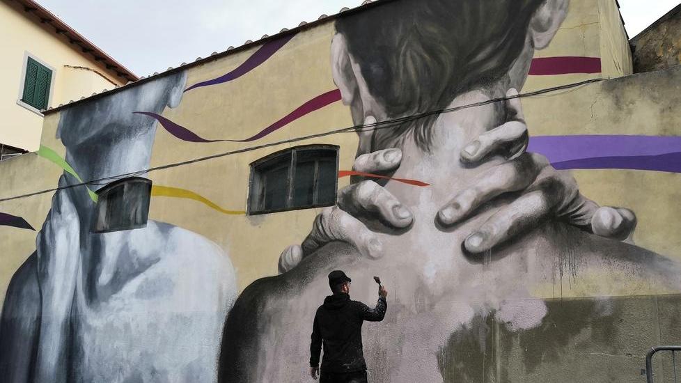 I sospiri dell’amata Jeanne su un palazzo del Pontino «Presto altri murales»