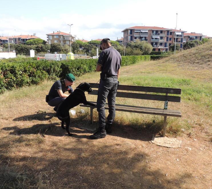 Un deposito della droga fra i negozi: tre arresti Un ragazzino ha 16 anni 