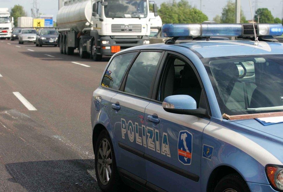 Sorpresa alla guida con il cellulare scappa dalla polizia ma si schianta