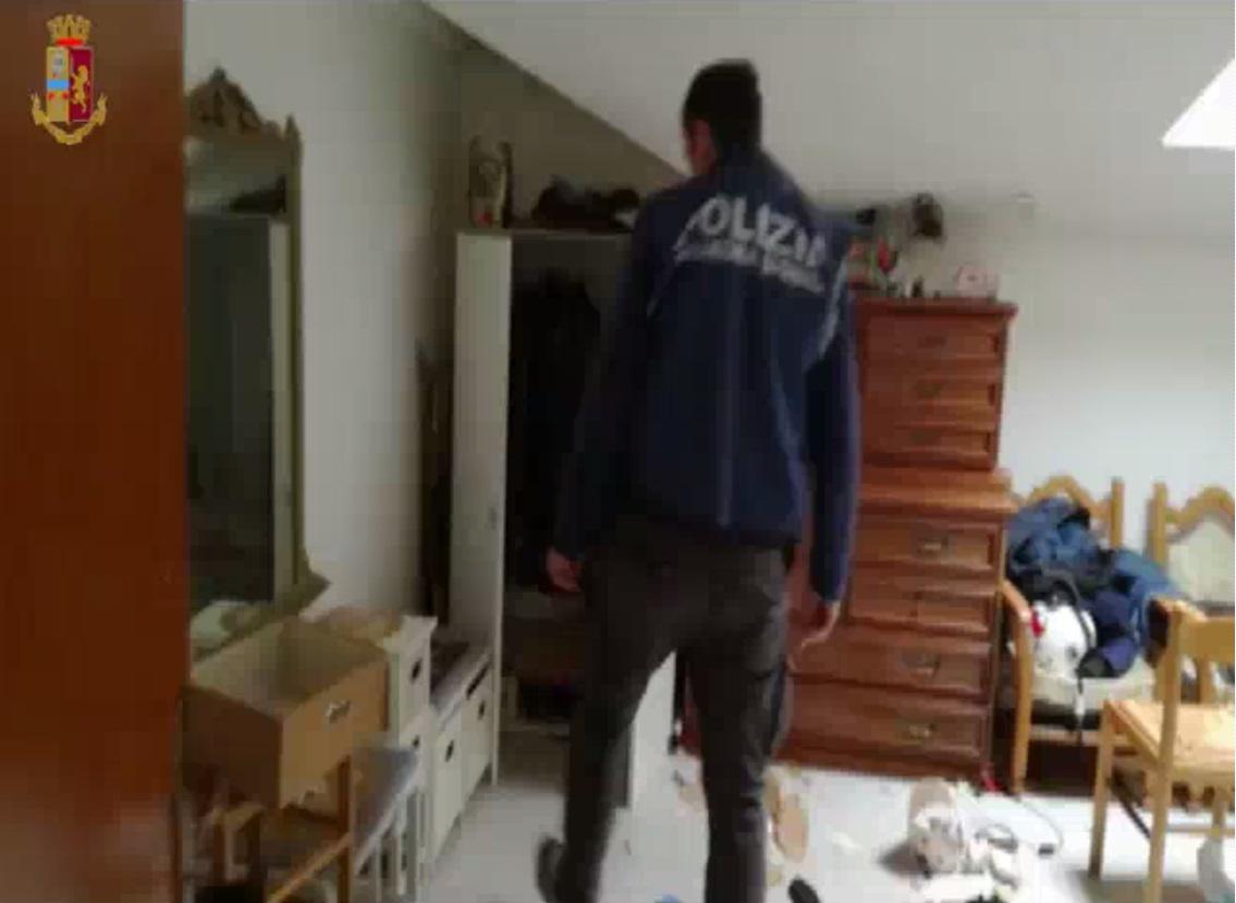 Reggio Emilia, rapina tabaccheria per pagare debiti di droga: 4 arresti per estorsione 