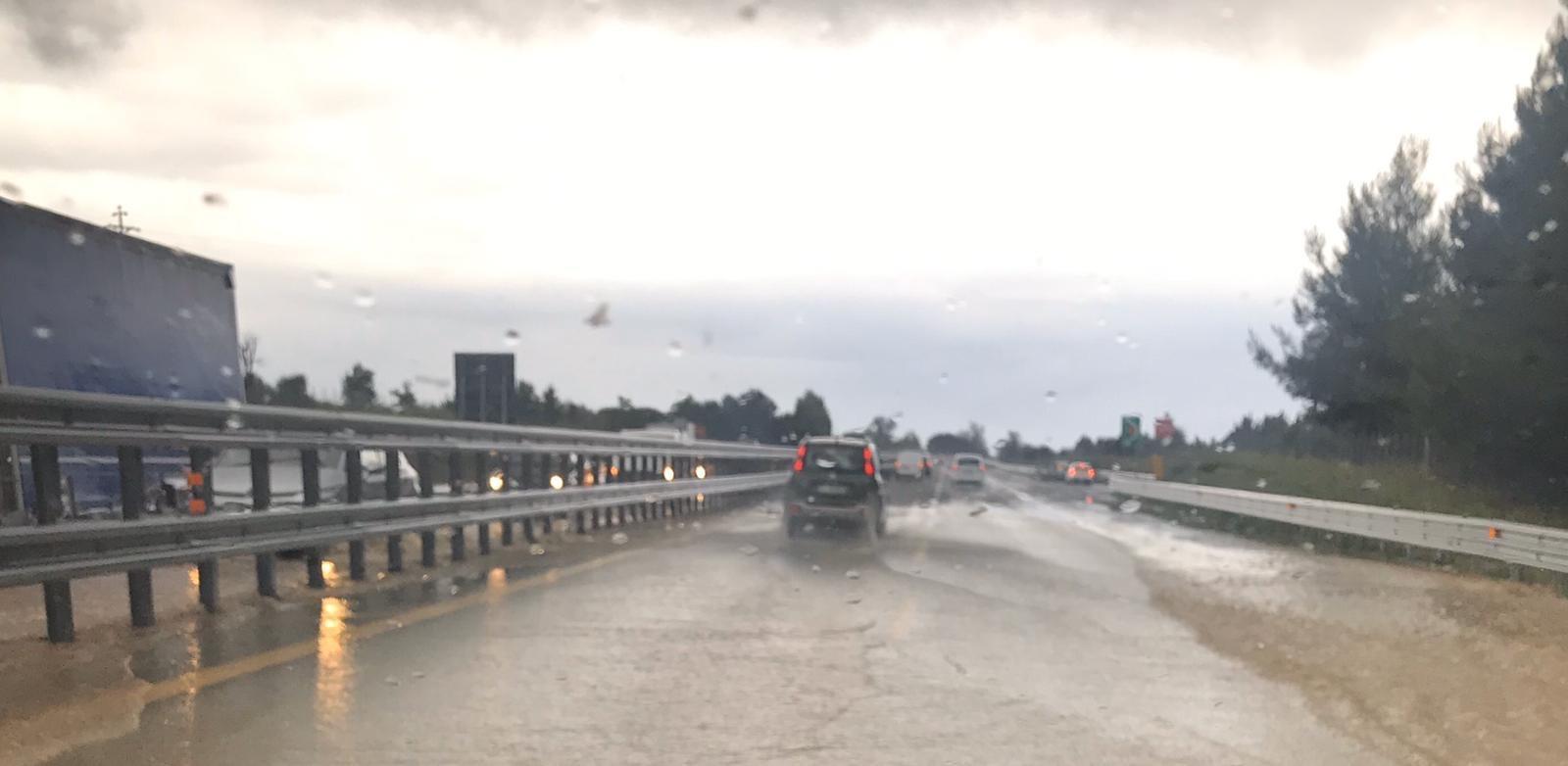 Cecina e Rosignano sott'acqua, strade allagate e corsi d'acqua in piena