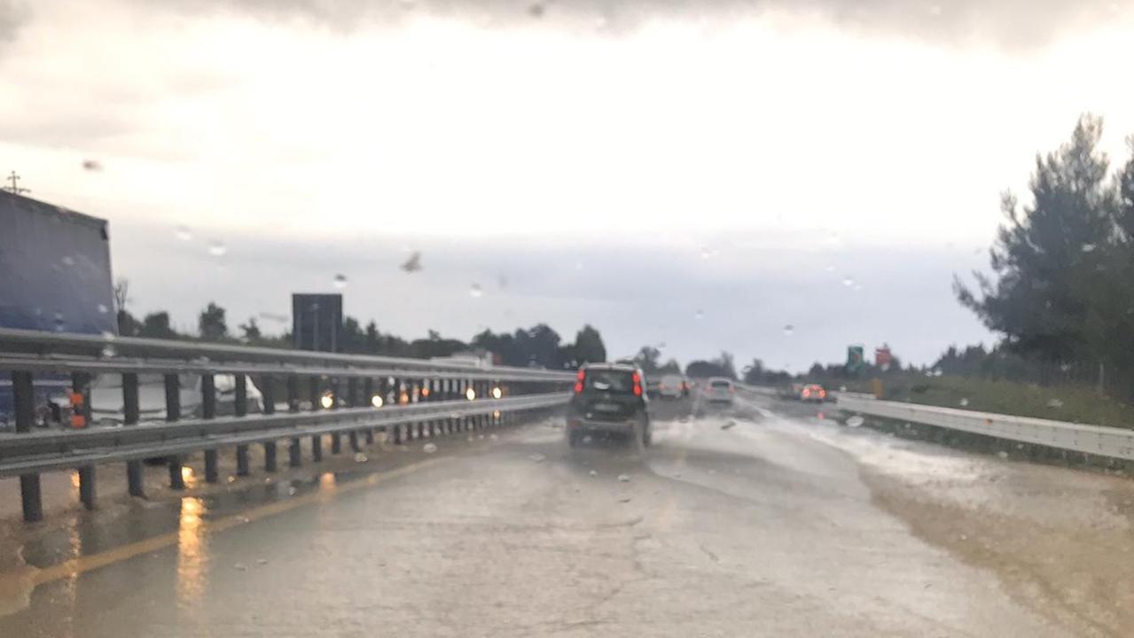 Cecina e Rosignano sott'acqua, strade allagate e corsi d'acqua in piena