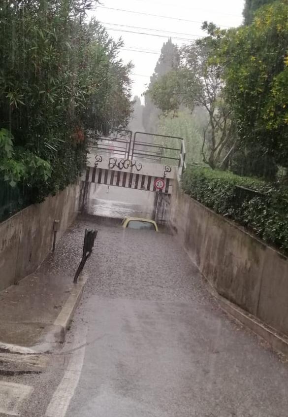 Con l'auto nel sottopasso allagato, si salvano madre e figlia 