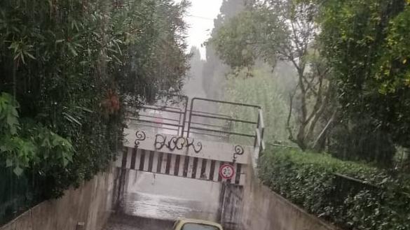Con l'auto nel sottopasso allagato, si salvano madre e figlia