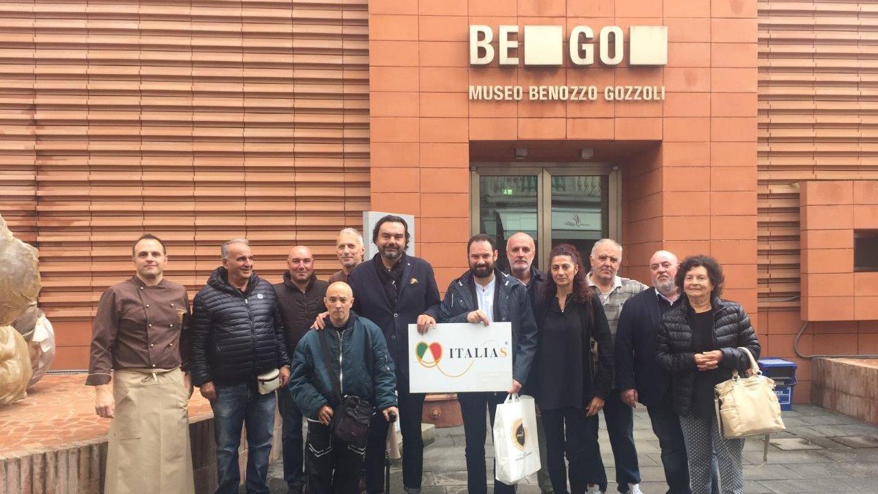 Il sindaco Alessio Falorni con una decina di artigiani impegnati nel settore del food