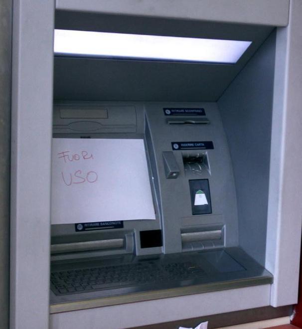 Assalto al bancomat col piede di porco: via con 5mila euro 
