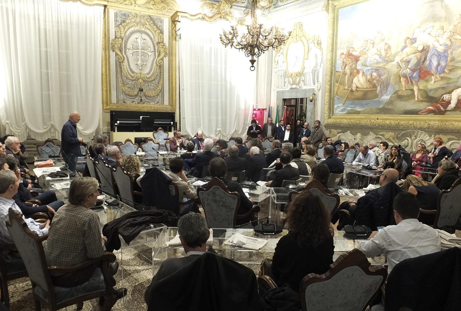 Un momento della presentazione del libro “Controcorrente” nella Sala delle Baleari