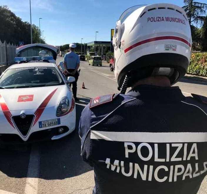 Abbandono rifiuti a Capocavallo Doppia multa da 400 euro 