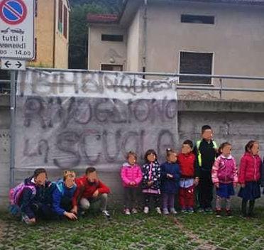 Striscioni di protesta per riaprire la scuola di Quiesa 
