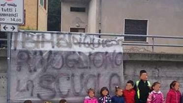 Striscioni di protesta per riaprire la scuola di Quiesa