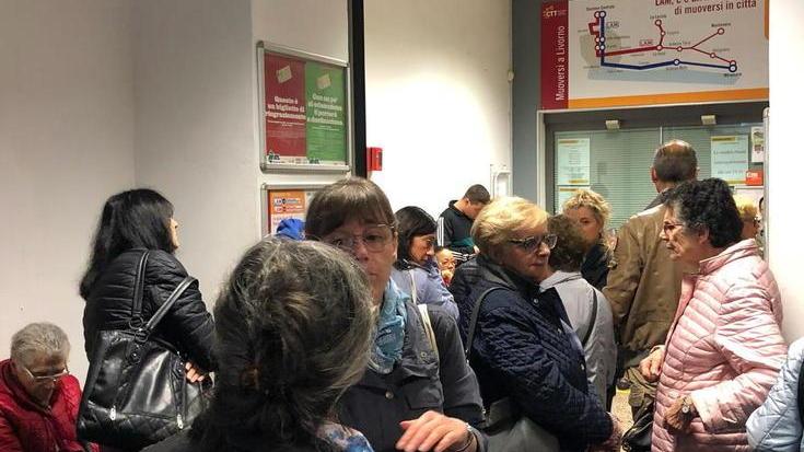 Centinaia in coda per la nuova carta Ctt e dopo le proteste arrivano i carabinieri