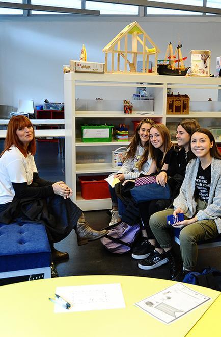 Alle Creste in scena la Biblioteca vivente Tre storie per volare oltre i pregiudizi 