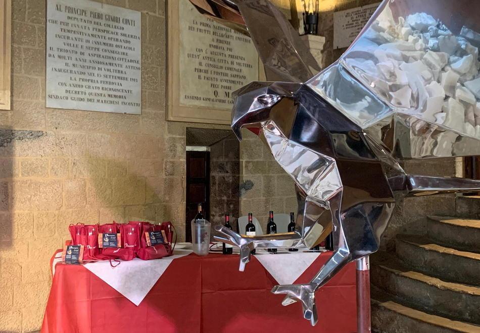 In volo oltre la paura, le opere di Basso in piazza e nel palazzo dei Priori 