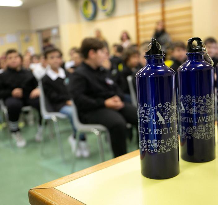  “Acqua buona” al comprensivo nelle borracce di alluminio