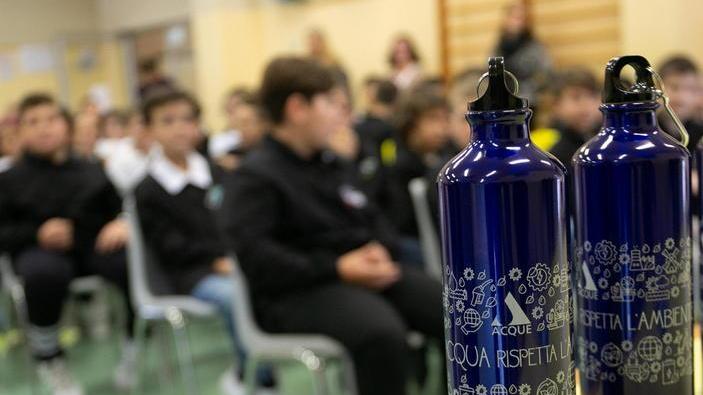 “Acqua buona” al comprensivo nelle borracce di alluminio