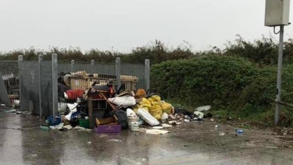Rifiuti abbandonati al porto