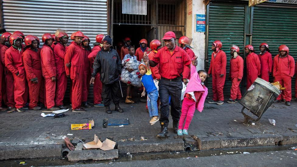 Domani dalle Stanze di Lucrezia si apre una finestra sul Sudafrica