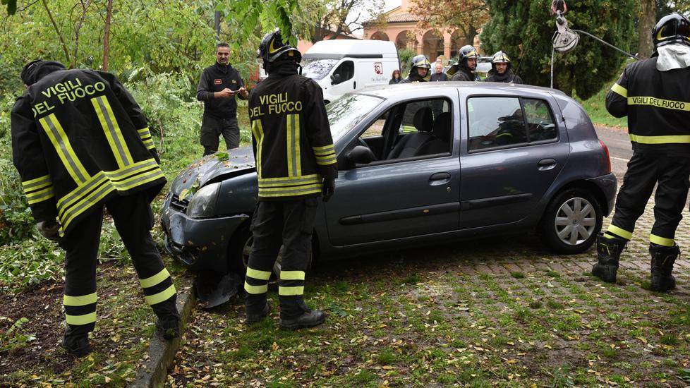 Va al cimitero di Borzano e finisce con l’auto giù per la scarpata