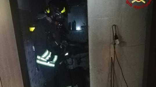 Va a fuoco la lavatrice Salvi mamma e 4 figli