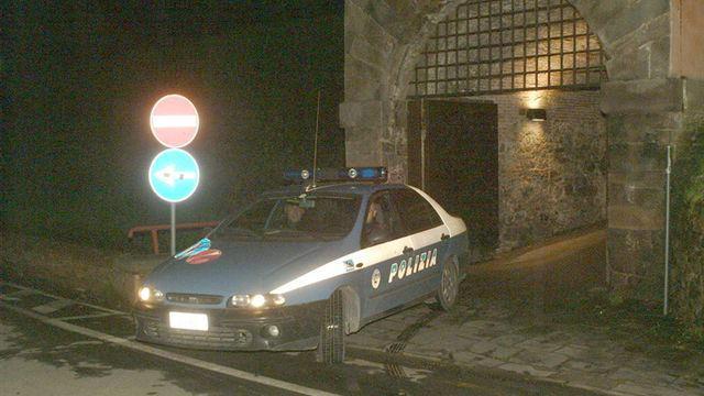 Con la scusa di vendergli degli accendini entra in camera e s’impossessa di 500 euro