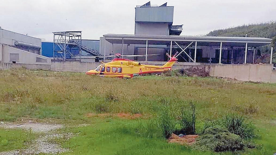 Cade dal tetto del capannone da sei metri, grave operaio di 31 anni