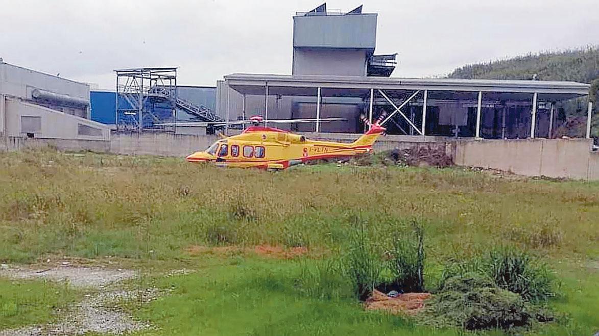 Cade dal tetto del capannone da sei metri, grave operaio di 31 anni