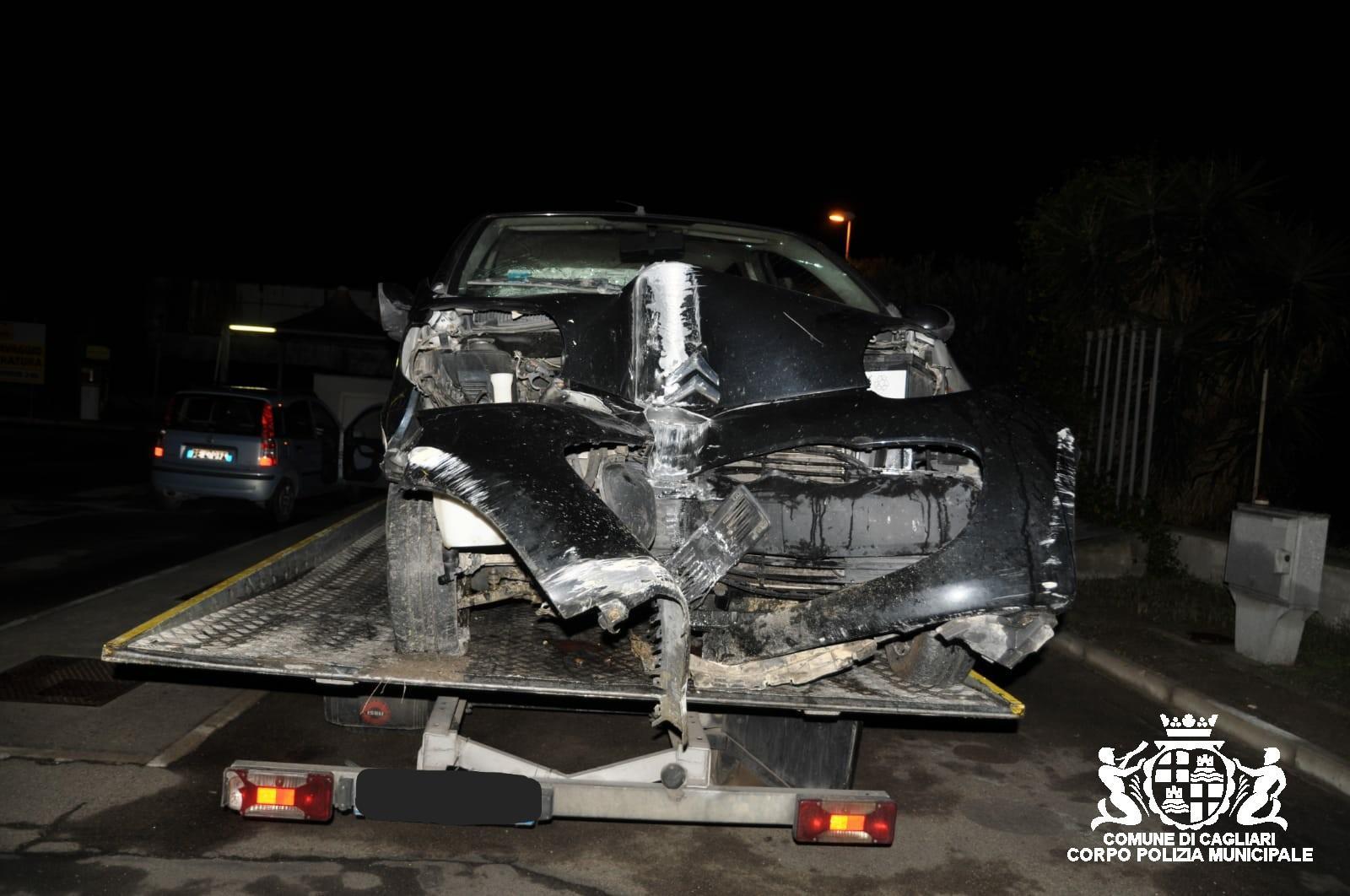 Cagliari, ubriaco alla guida finisce contro un palo