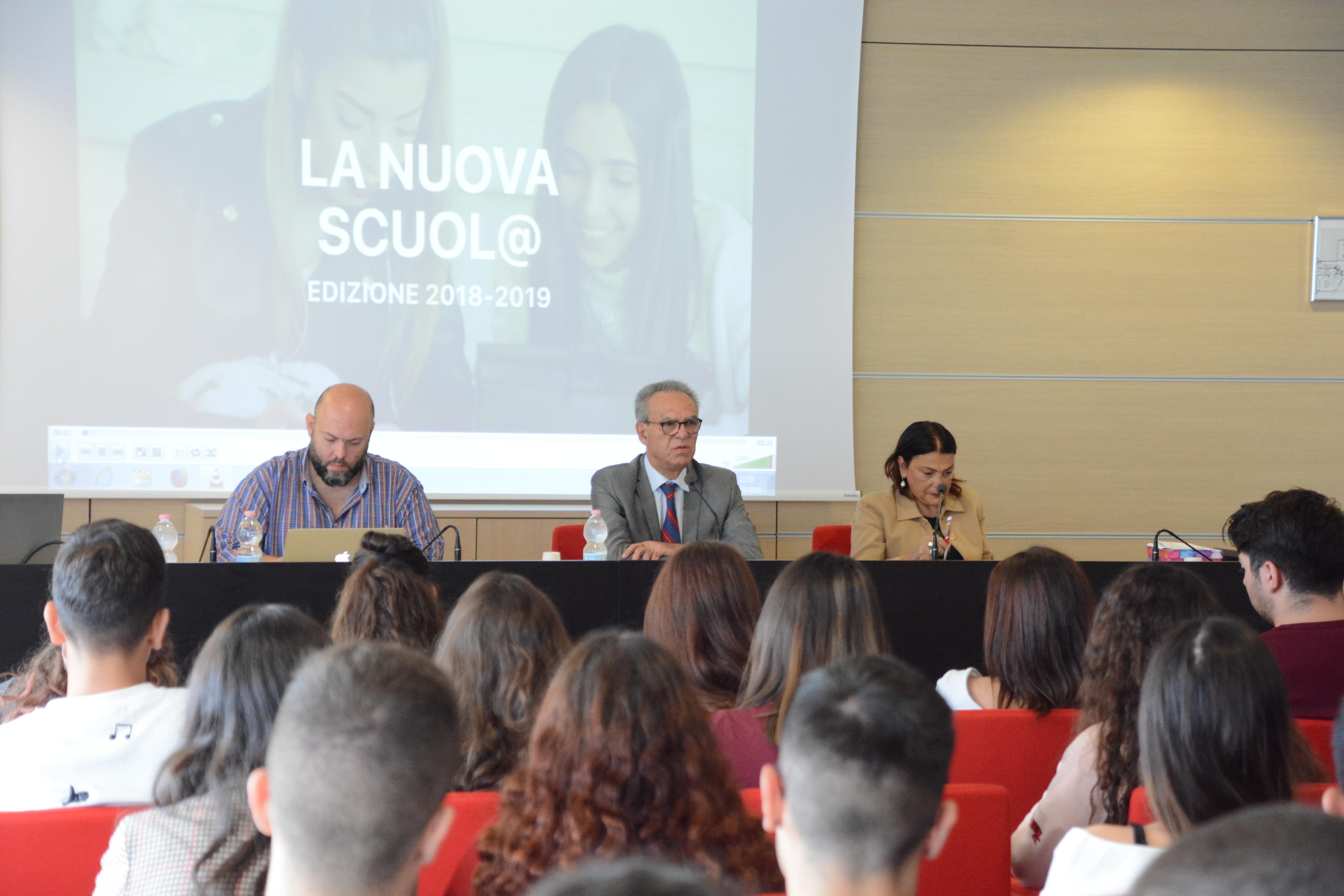 Al centro il direttore della Nuova Sardegna Antonio Di Rosa durante l'incontro con i ragazzi della Nuova@Scuola