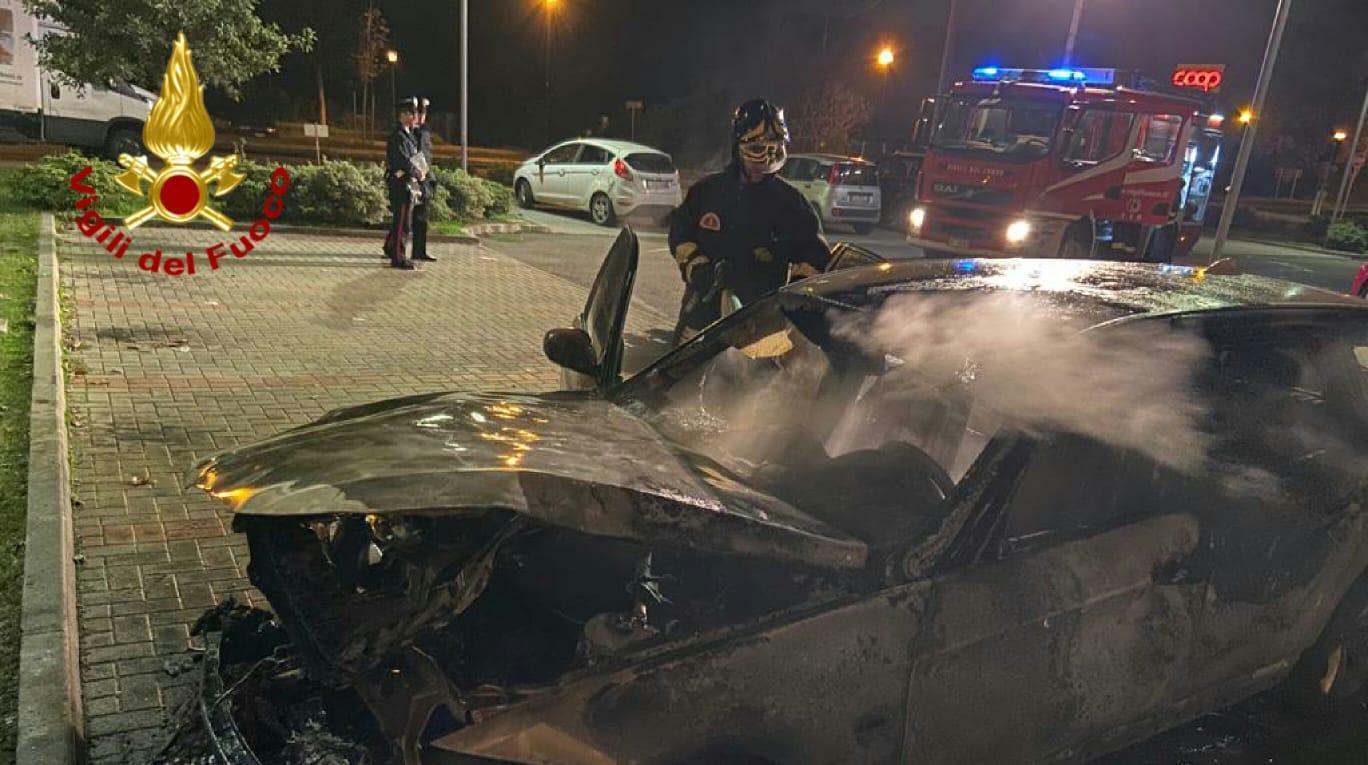 I vigili del fuoco nel parcheggio dellla Coop di Campegine dove è andata a fuoco un'auto