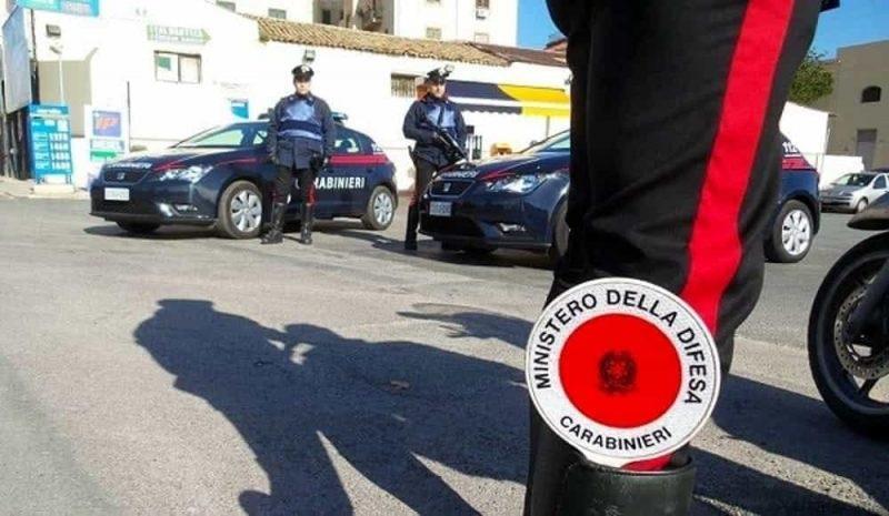 Lampeggia per avvertire dei controlli dei carabinieri, ma tra gli automobilisti avvisati c'è il comandante
