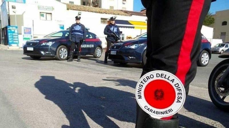 Lampeggia per avvertire dei controlli dei carabinieri, ma tra gli automobilisti avvisati c'è il comandante