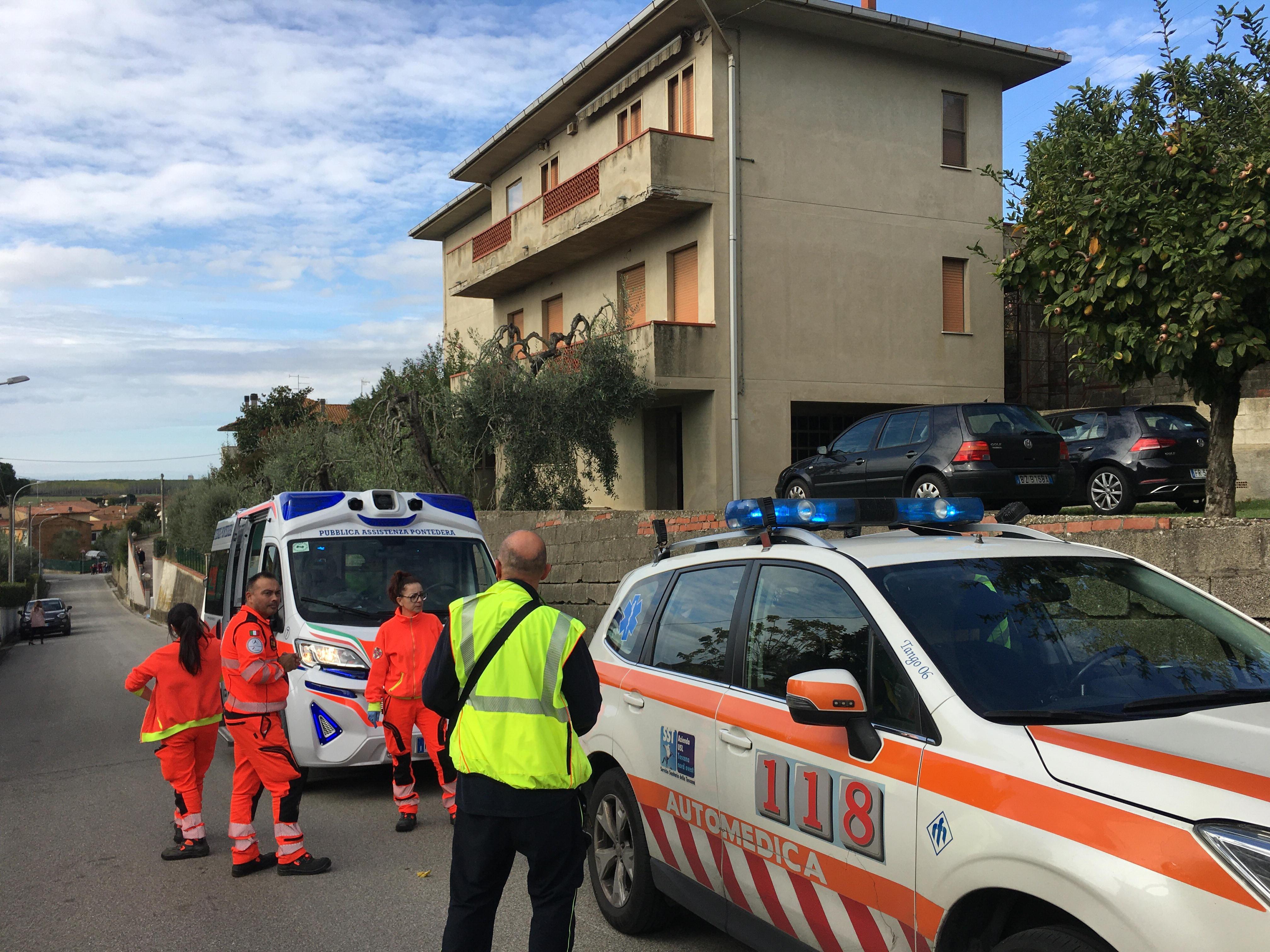 I soccorsi per il 45enne caduto da un ulivo