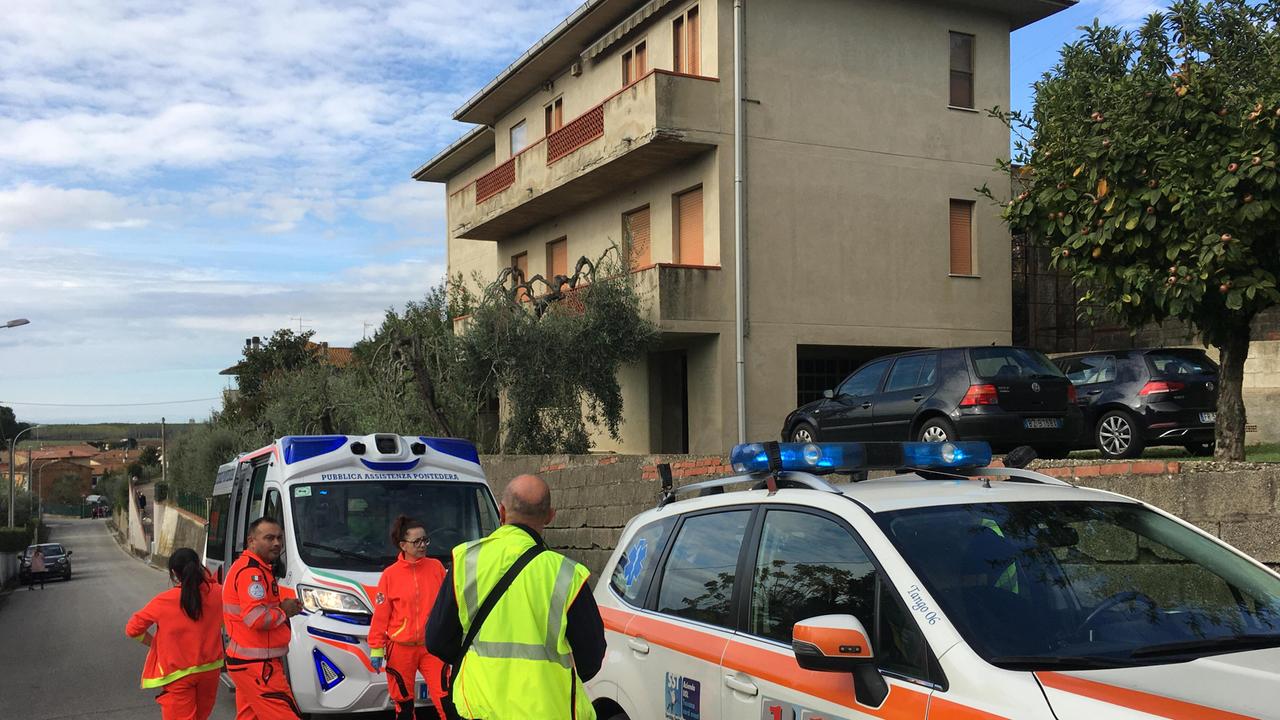 I soccorsi per il 45enne caduto da un ulivo