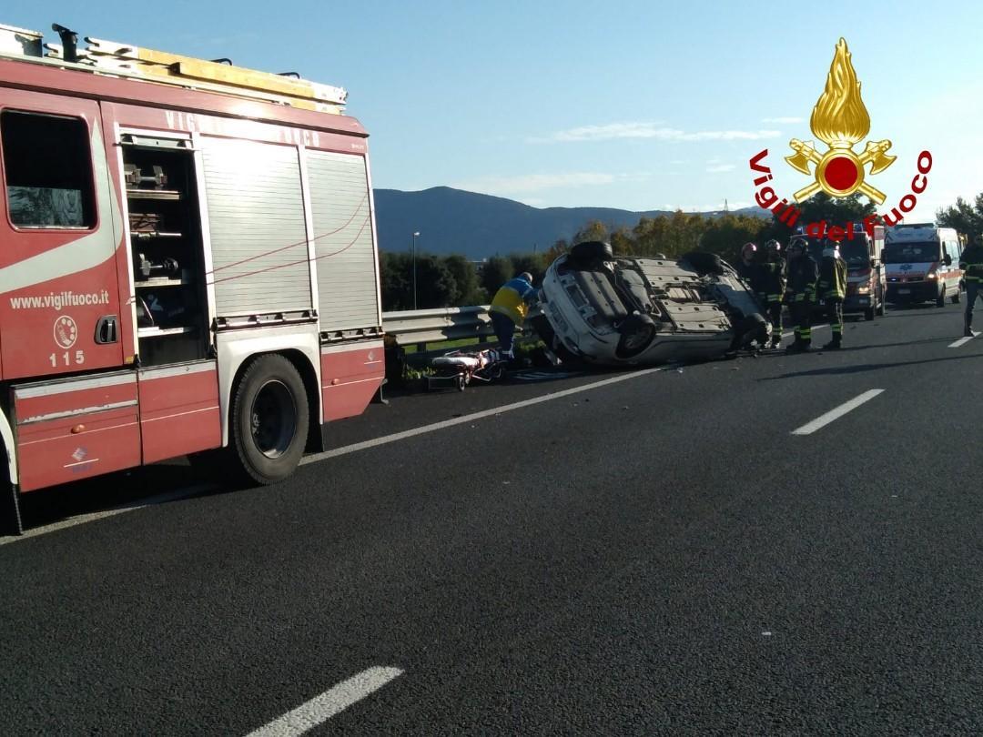 Nella foto dei Vigili del fuoco di Prato l'auto ribaltata del ferito trasportato a Careggi