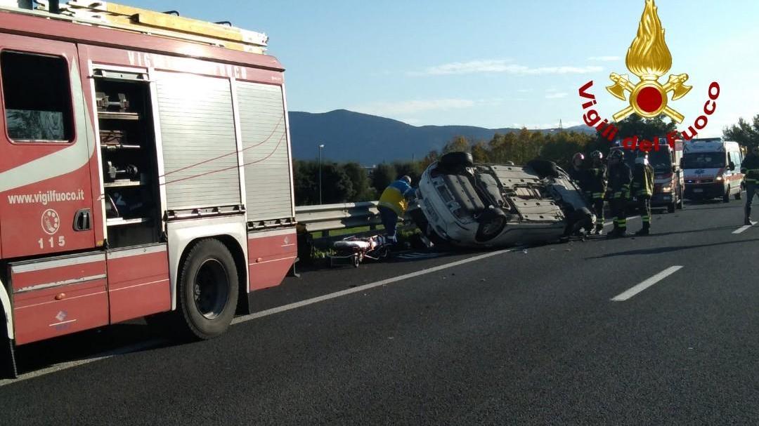 Nella foto dei Vigili del fuoco di Prato l'auto ribaltata del ferito trasportato a Careggi