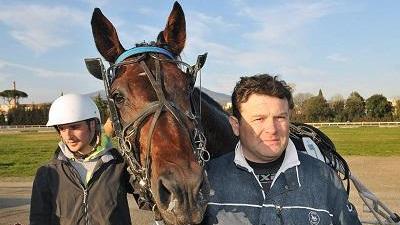 Il trainer Gennaro Casillo durante una premiazione all'ippodromo fiorentino del Visarno