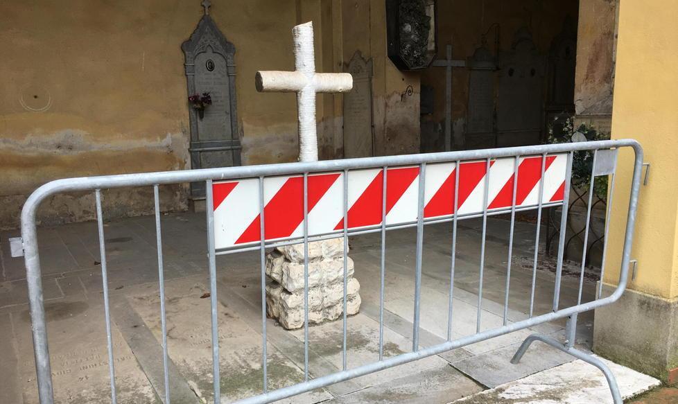 Cimitero, degrado e pericoli: pessimo modo di ricordare il giorno dei defunti 