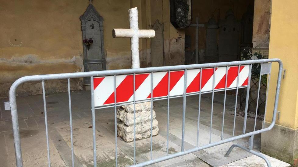 Cimitero, degrado e pericoli: pessimo modo di ricordare il giorno dei defunti