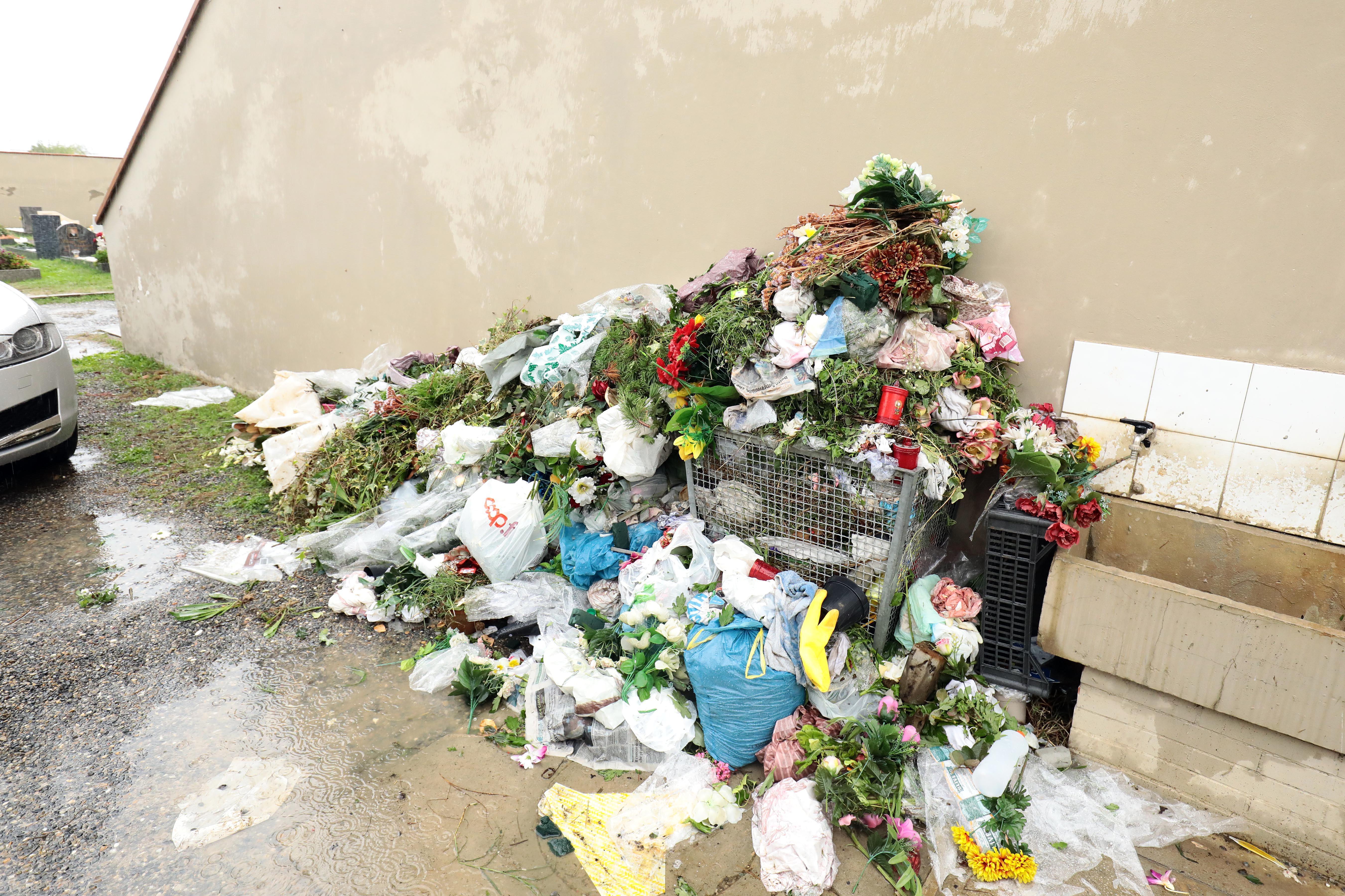 Sporcizia, degrado e lampade senza luce nei cimiteri della Bastia e di Santa Maria 