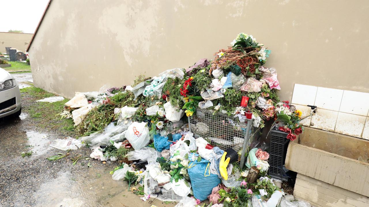 Sporcizia, degrado e lampade senza luce nei cimiteri della Bastia e di Santa Maria