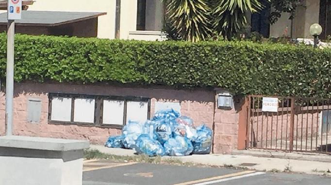 Sacchi della spazzatura a Marina (foto scattata la scorsa estate)