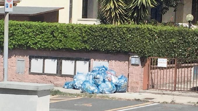 Sacchi della spazzatura a Marina (foto scattata la scorsa estate)