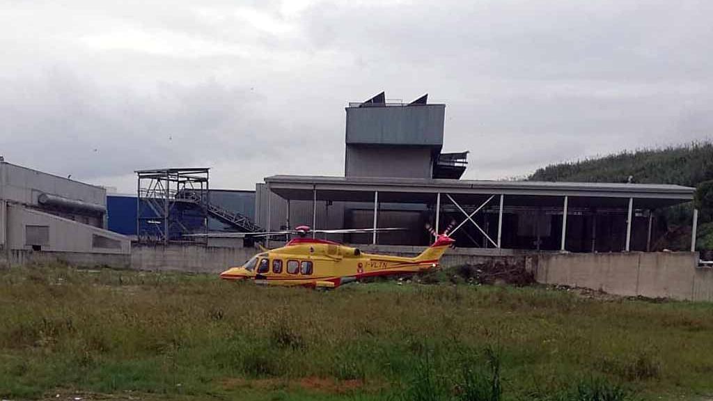 L'elicottero atterrato per soccorrere l'uomo caduto
