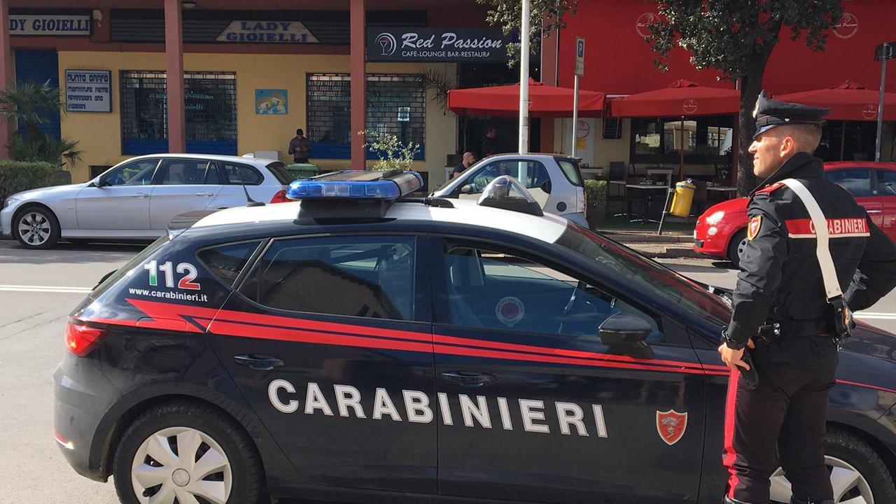 "Dacci lo smartphone": a Cagliari branco pesta brutalmente due ragazzi 