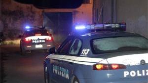 Calci a un poliziotto e danneggiamenti alle auto, tre denunciati