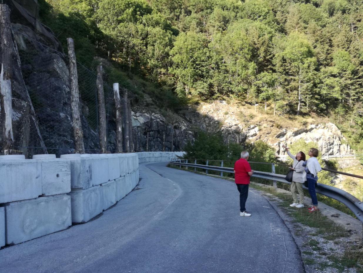 Nella foto un particolare del ponte sulla strada provinciale 24, sempre in località L’Acqua, dove si vedono le travi in calcestruzzo e le armature del ponte degradate