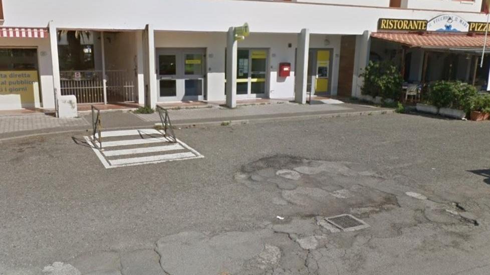 Pericolo buche nel piazzale davanti all’ufficio postale