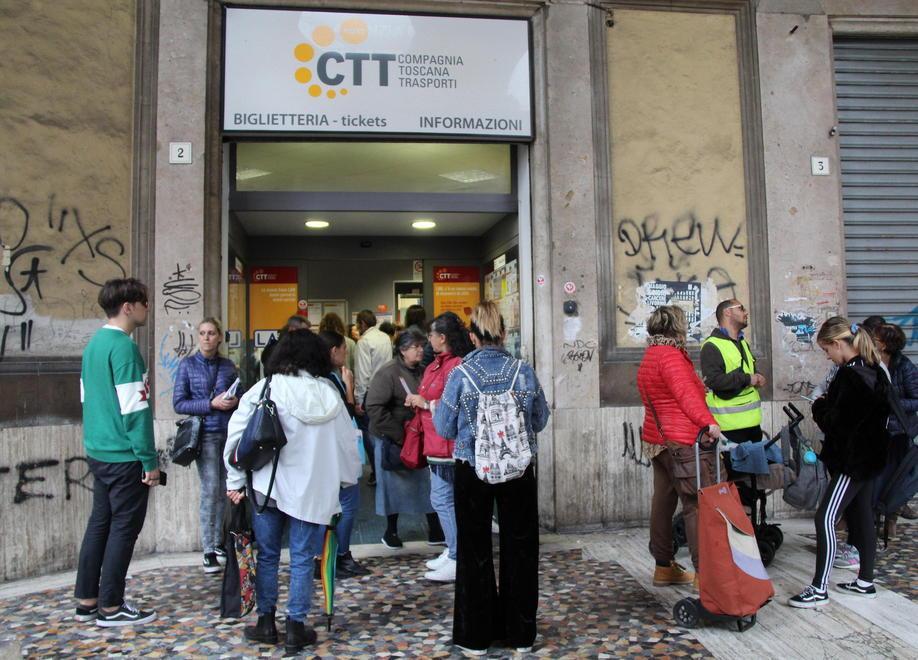 Fila alla biglietteria di largo Duomo