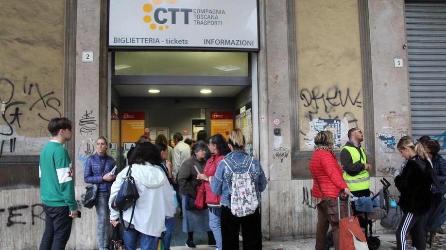 Fila alla biglietteria di largo Duomo