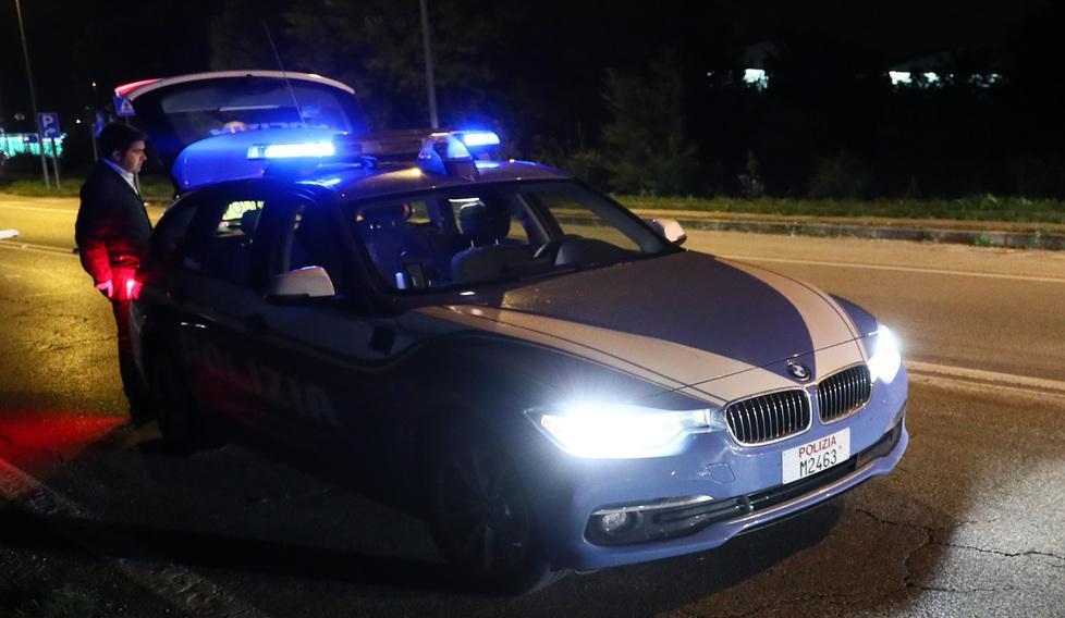 La polizia di Parma è intervenuta sulla via Emilia per soccorrere le guardie giurate, poi prese in consegna dai colleghi di Modena